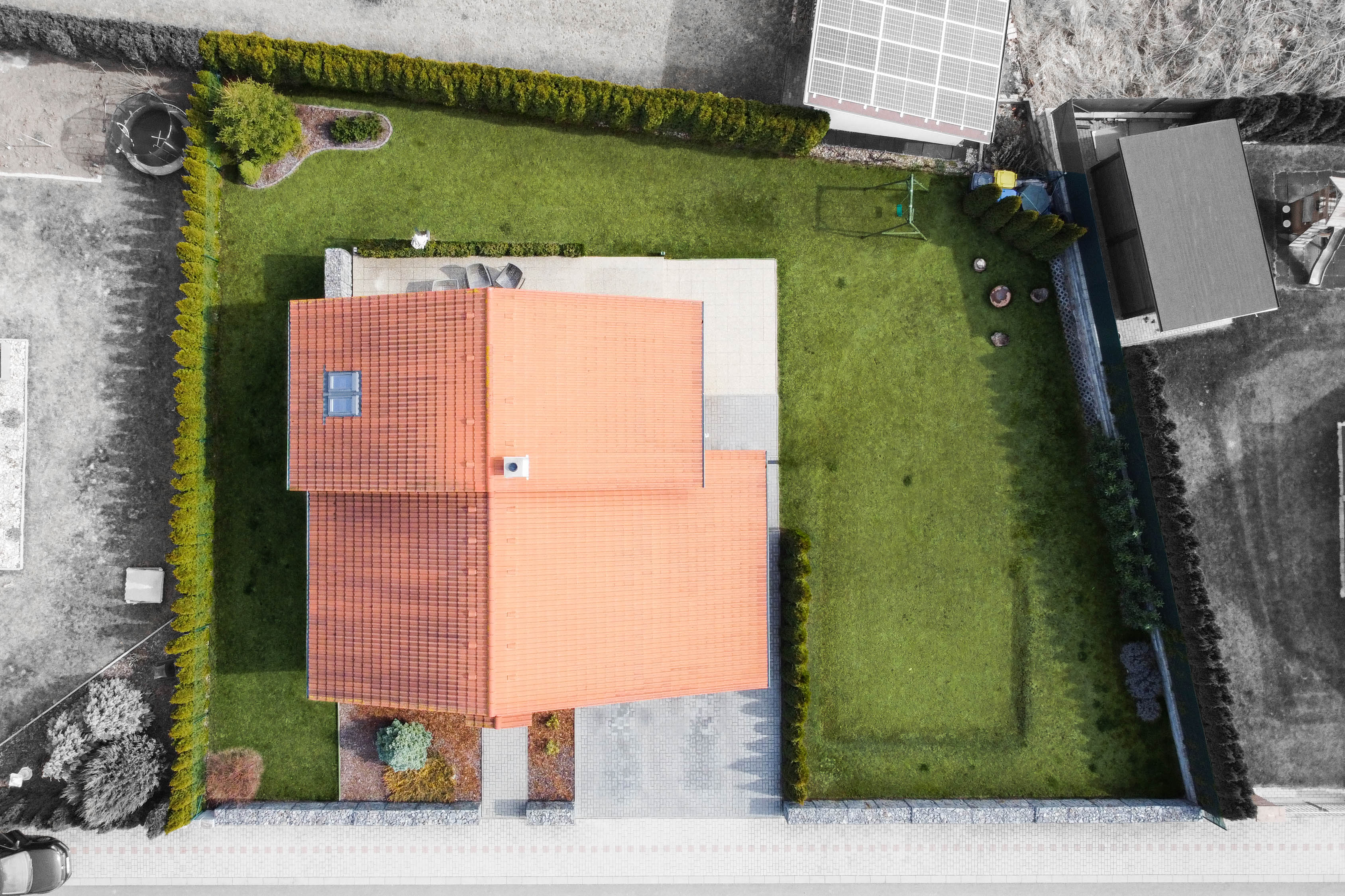 zahrada domu z dronu s vyznačením hranic pomocí černobílého okolí